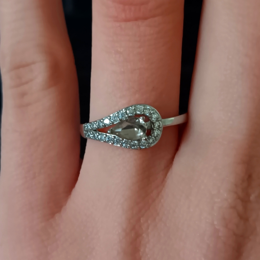 Stunning CZ Diamond Ring (Size 8)